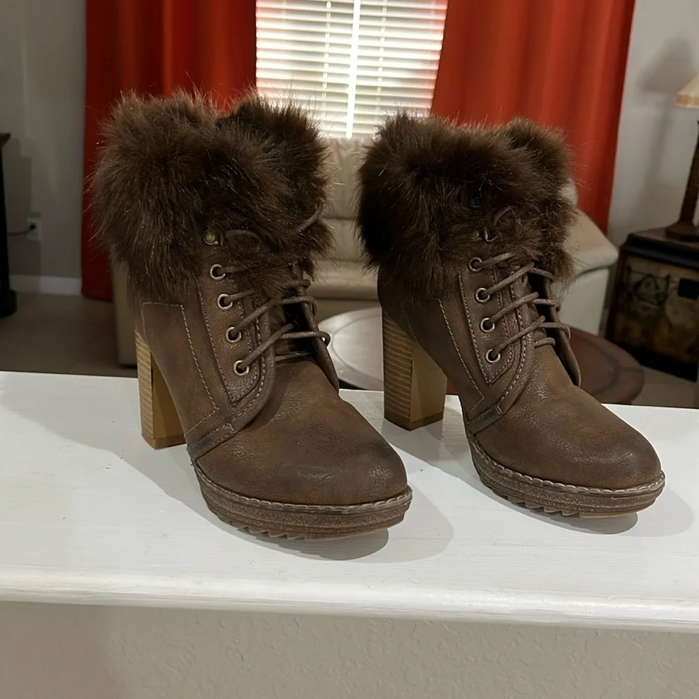 MUK LUKS Fau Fur Trim Stacked Block Heel Brown Ankle Boots Size 7